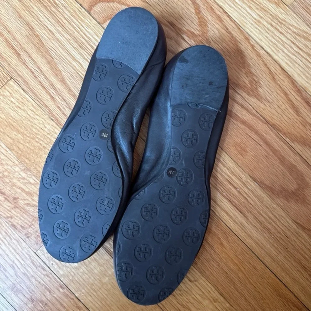 Tory Burch Black Leather Flats with Gold Logo - Picture 7 of 12